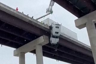 Kabina kamionu visela z mostu v USA vysoko nad zemí. Záchrana řidiče trvala pět hodin - Novinky